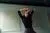Jonge vrouw in dansstudio met haar armen soepel boven haar hoofd