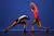 Twee dansers in duet tegen een blauwpaarse achtergrond