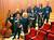 Klein orkest van 10 personen afgebeeld met hun instrument